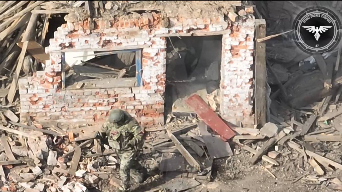 Кидають своїх помирати — дрон 47-ї ОМБр влучив по окупантах, які заховалися у будівлі