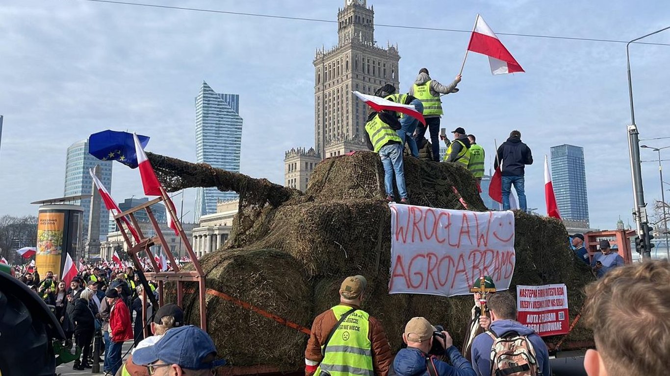 Перекрытые дороги, файеры и соломенный танк — в Варшаве проходит большой протест фермеров