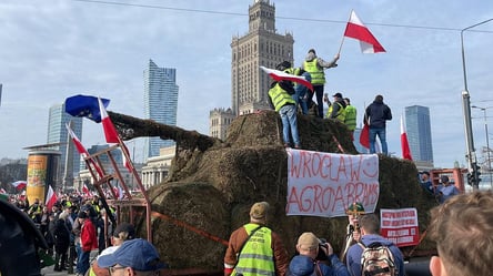 Перекрытые дороги, файеры и соломенный танк — в Варшаве проходит большой протест фермеров - 285x160