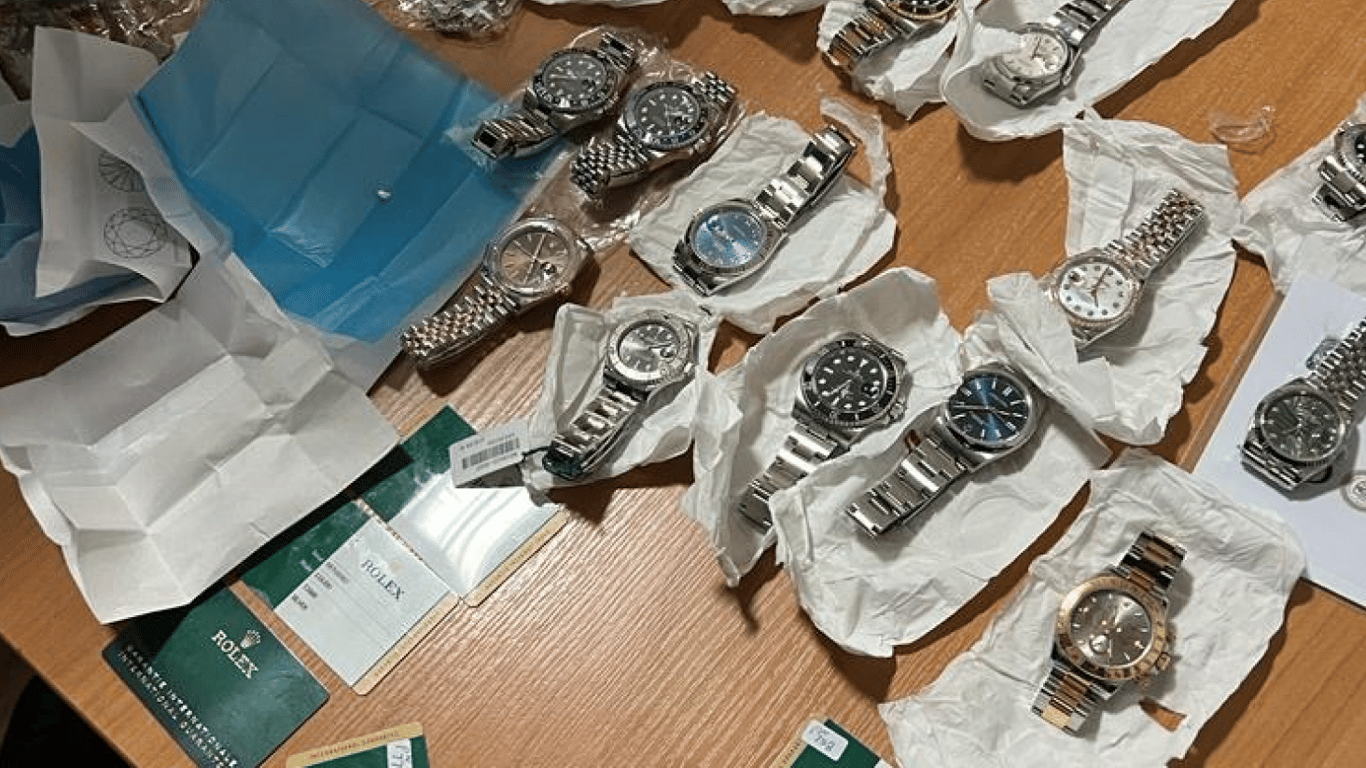 Житель Львова пытался ввезти в Украину часы Rolex и бриллианты на 12 млн гривен