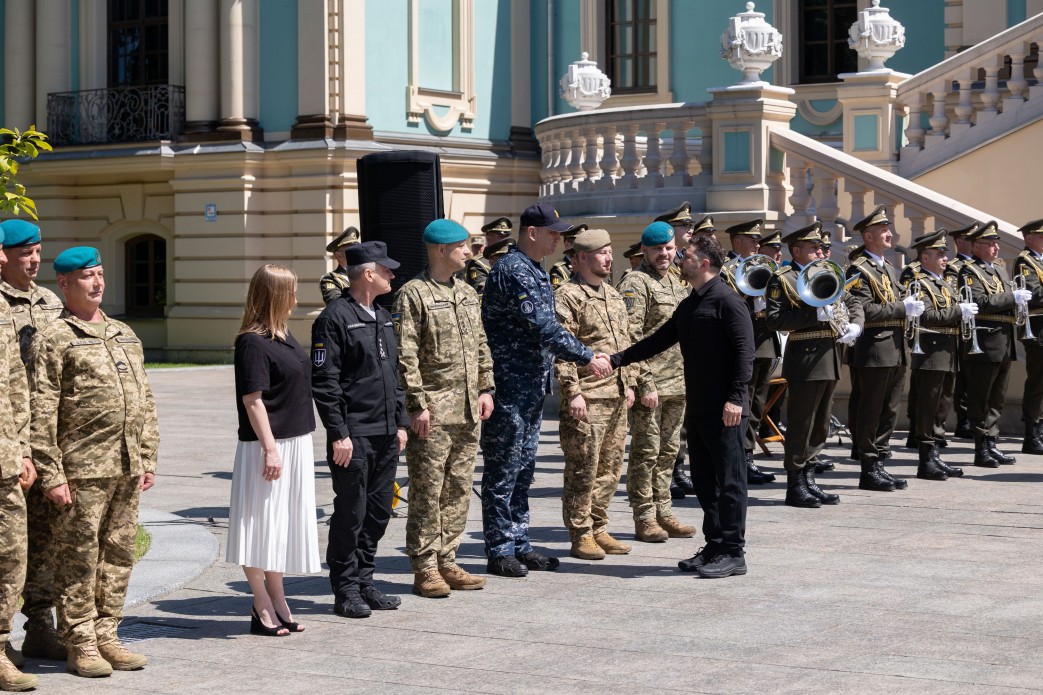Президент України Володимир Зеленський дякує українським військовим в День морської піхоти 23 травня 2026 року