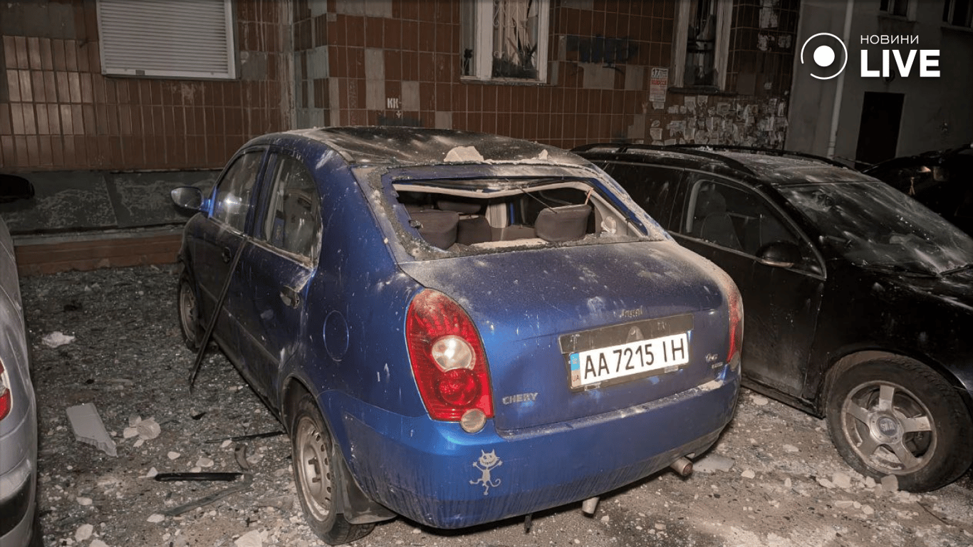 Уламки безпілотників впали у Києві — фото наслідків