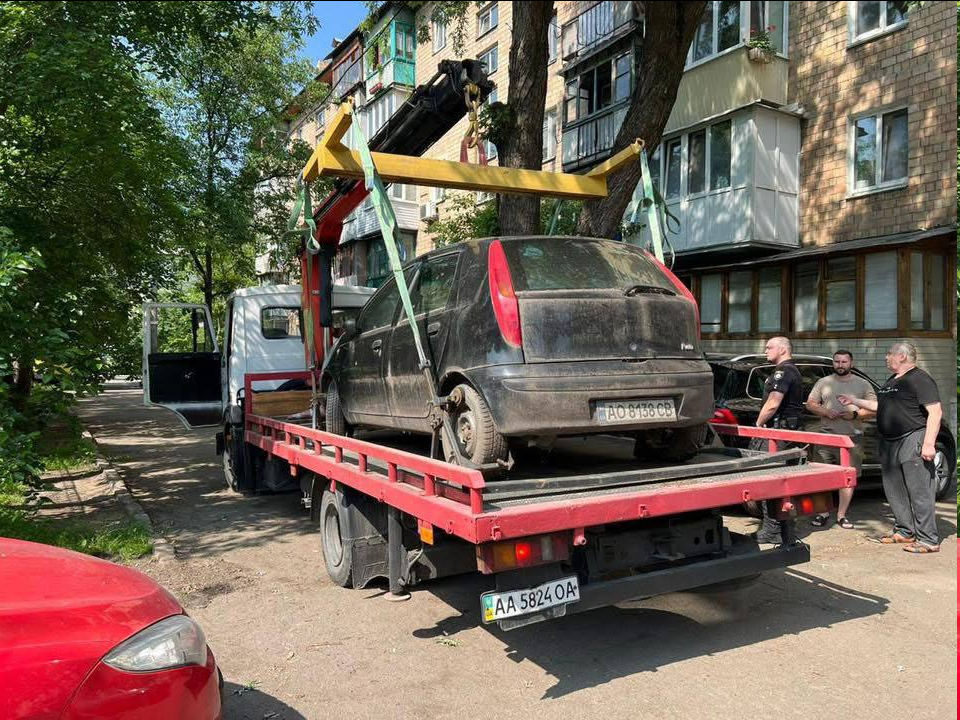 З вулиць Києва вивезли близько 600 покинутих автівок — фото - фото 1