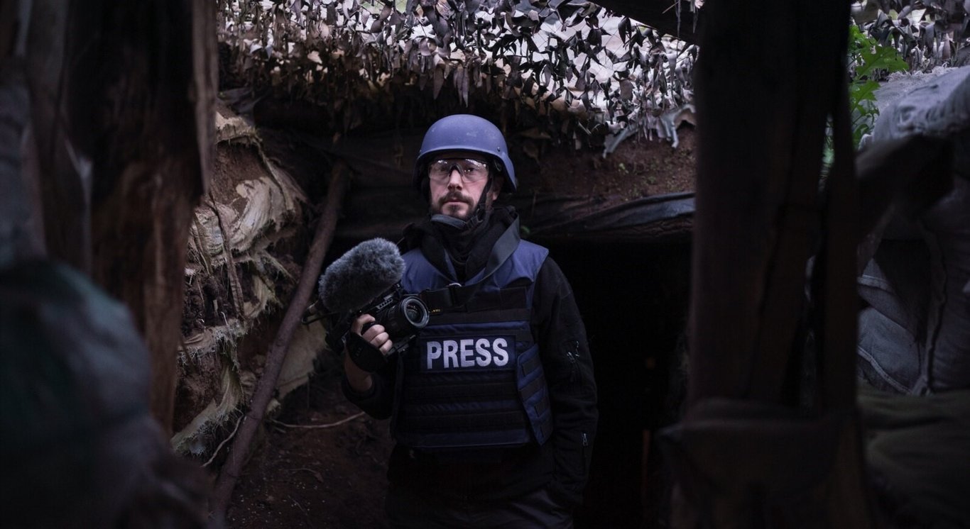 Український режисер Мстислав Чернов збирає інформацію на фронті російсько-української війни для фільму