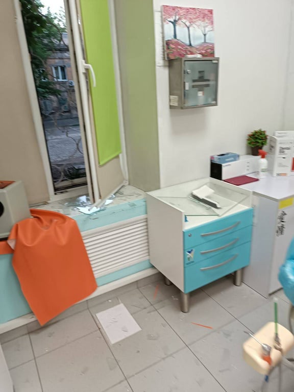 В результате взрывной волны в кабинетах врачей повреждена мебель. Фото: Одесский городской совет