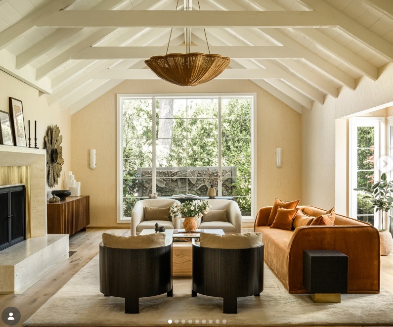 Вигнуті меблі перетворили вітальню Кемерон Діаз на шедевр (фото) - фото 1