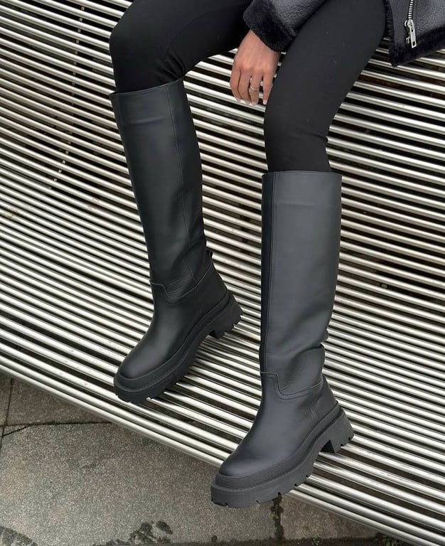 Шкіряне взуття підходить до будь-якого образу