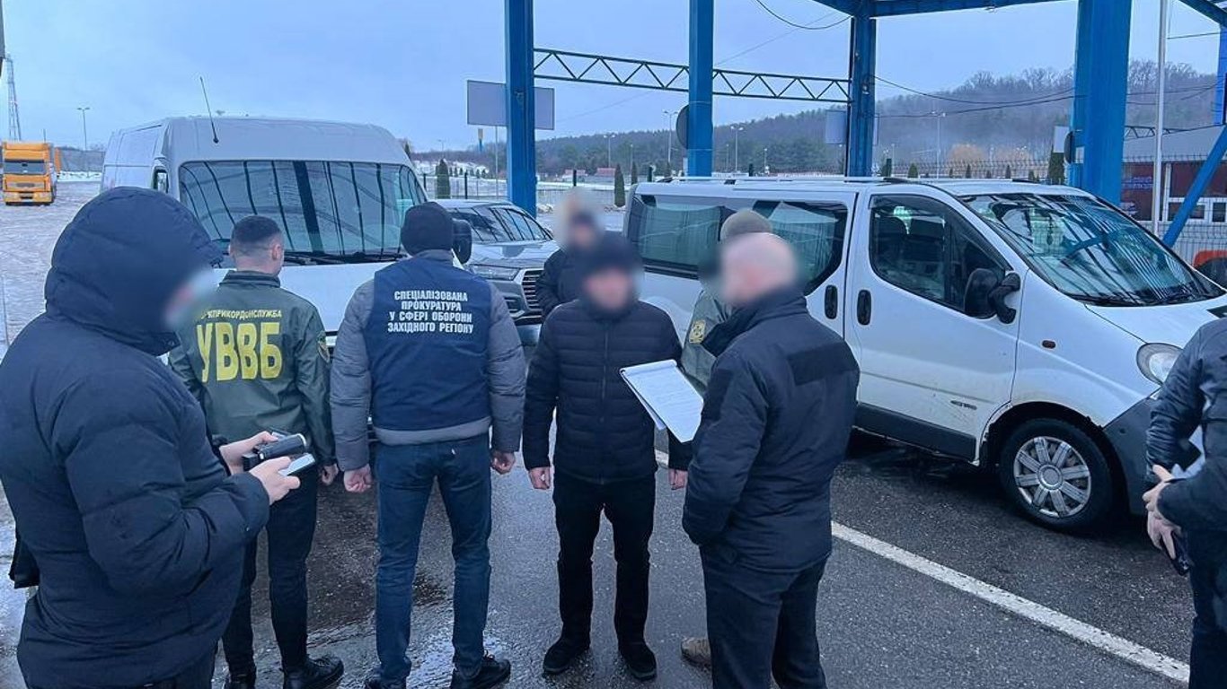 Украинец пытался дать взятку пограничнику для выезда — его задержали
