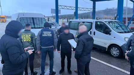 Украинец пытался дать взятку пограничнику для выезда — его задержали - 285x160