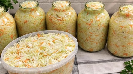 Хрумка квашена капуста з морквою на зиму: рецепт без оцту - 290x166