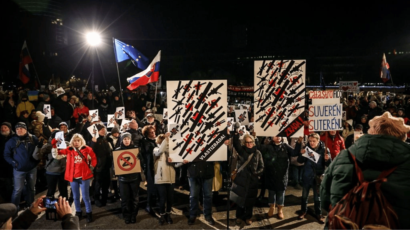 Масові протести у Словаччині проти політики прем’єра Фіцо