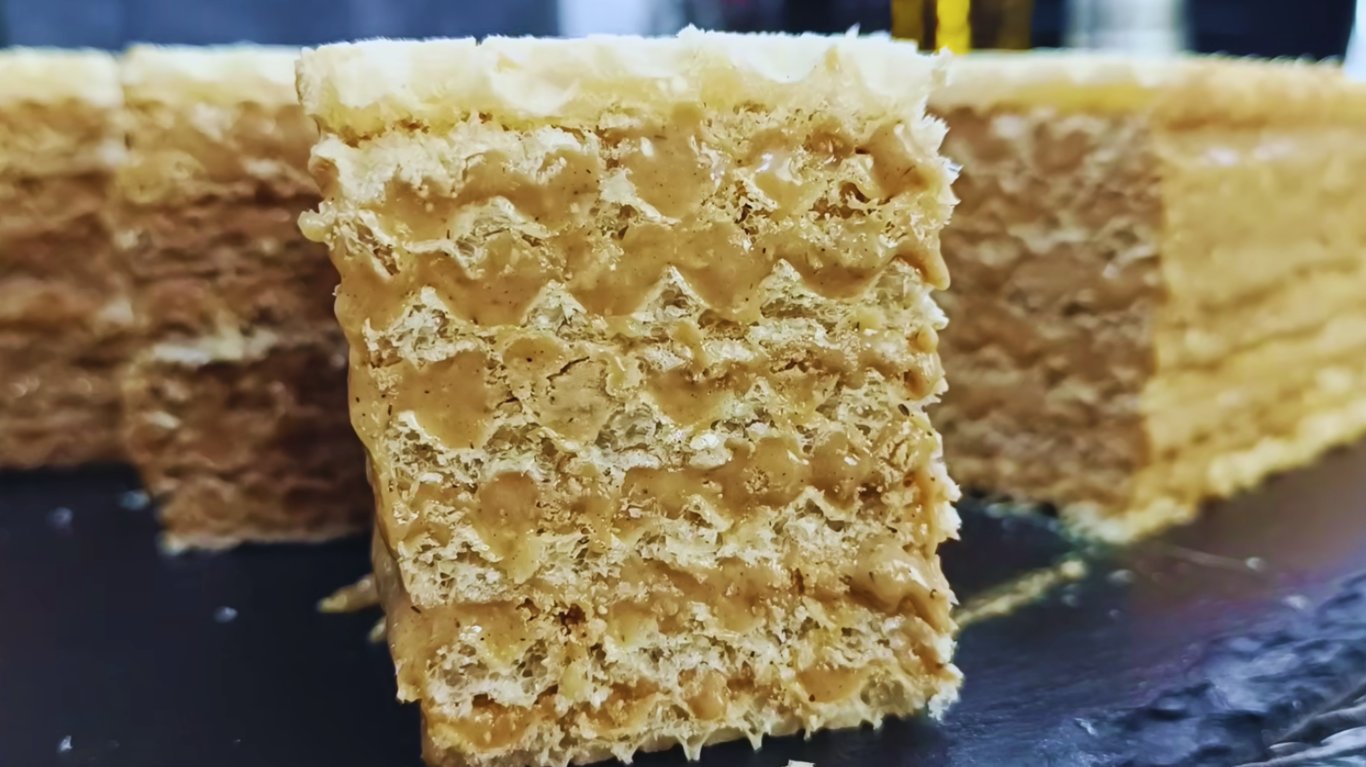 рецепт вафельного торта з згущенкою та халвою
