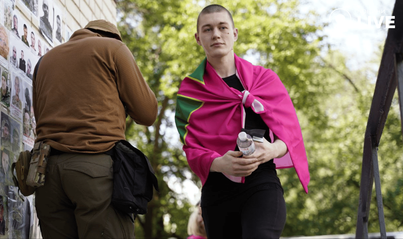 Звільнений з полону воїн посміхається після довгої неволі РФ