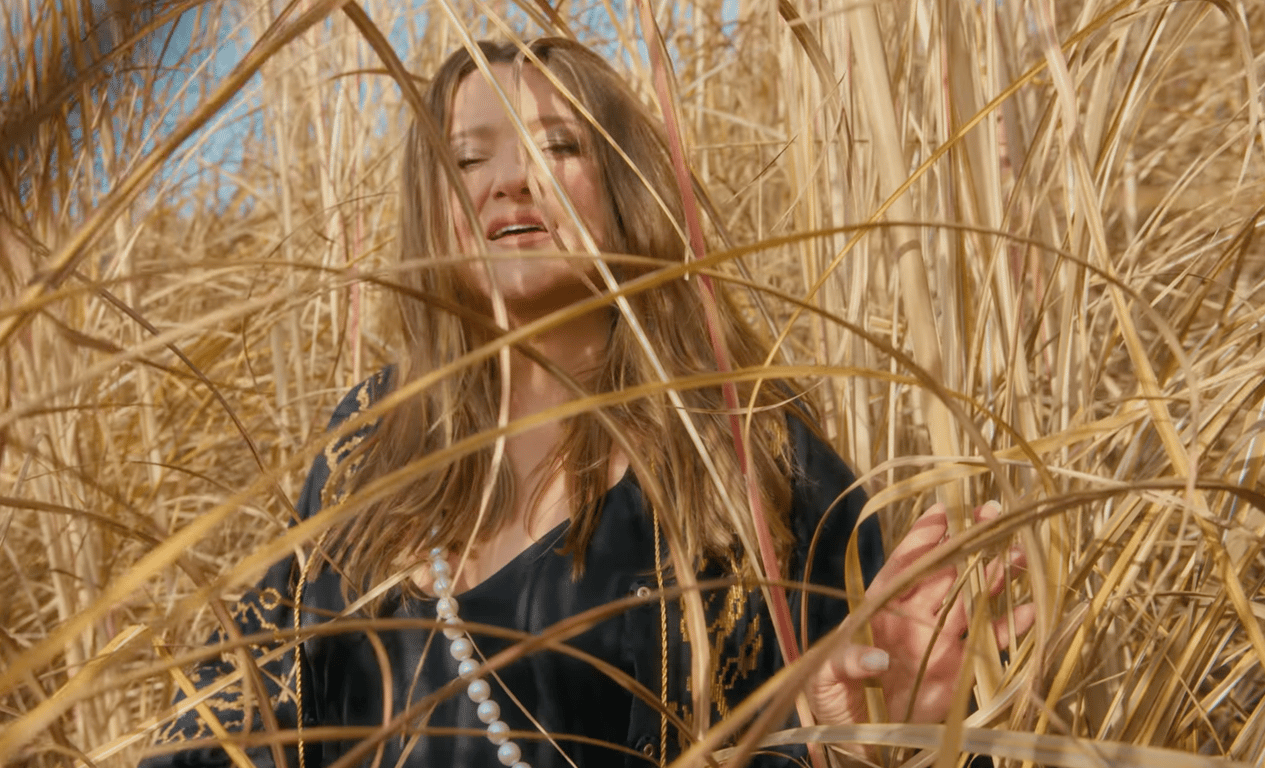 Могилевская оригинально напомнила о премьере клипа - фото 1