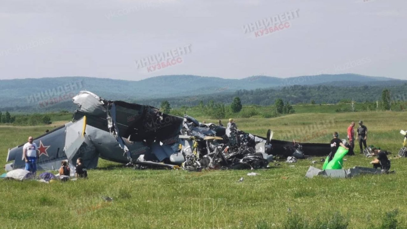 Крушение самолета Л-410 в России - первые фото с места