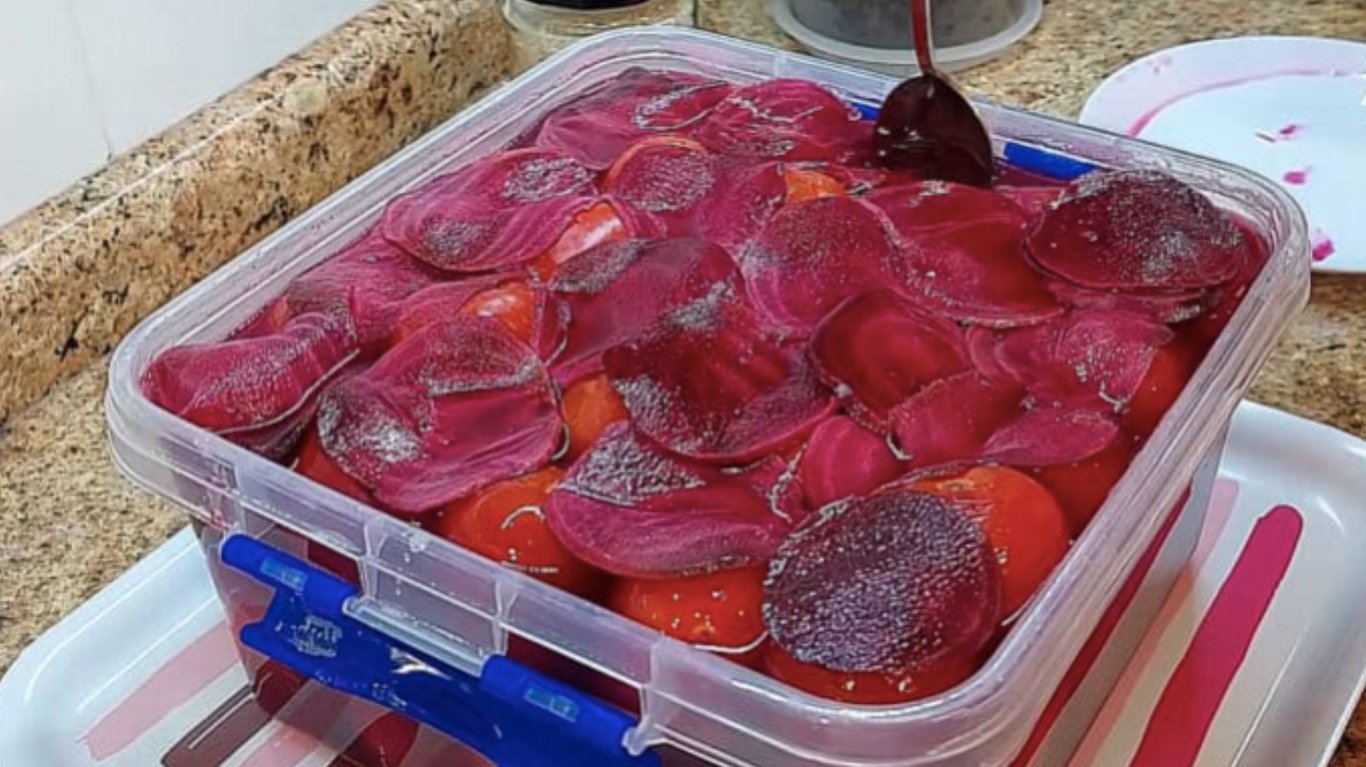 рецепт квашених помідорів з буряком