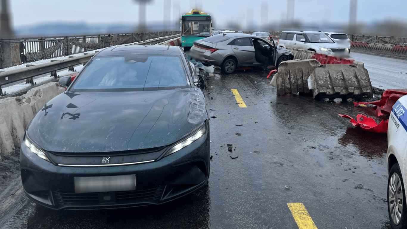 В Киеве произошла тройная авария — на одном из мостов усложнено движение