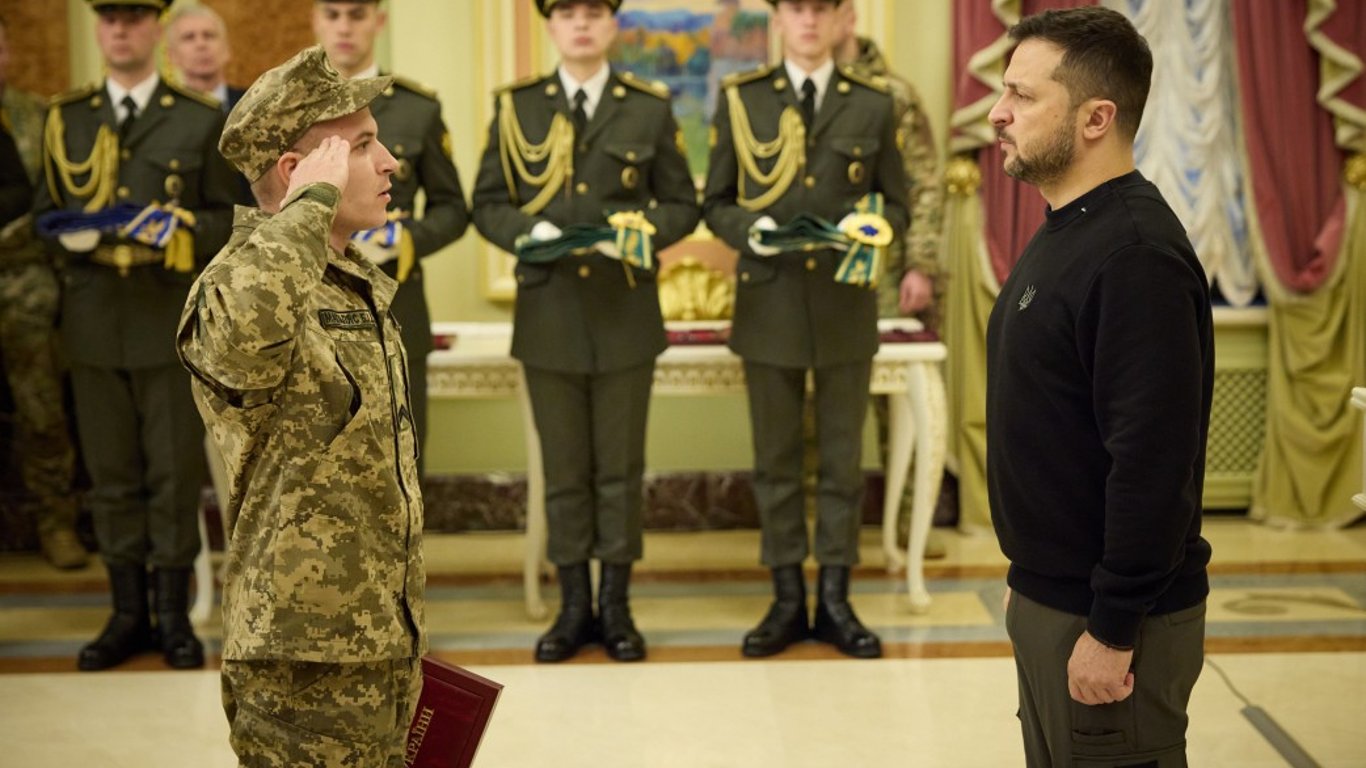 Зеленський нагородив військових відзнаками "Герой України"