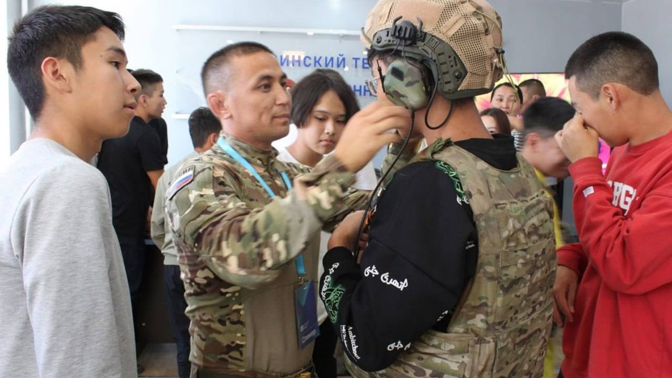 Троє бойовиків та раніше засуджених, що воювали у складі ПВК "Вагнер" та "Ахмату" провели заняття для тувинських школярів