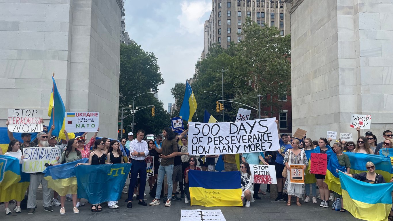 "Многие лета генералу": украинцы в США собрались на акцию на 500 день полномасштабного вторжения