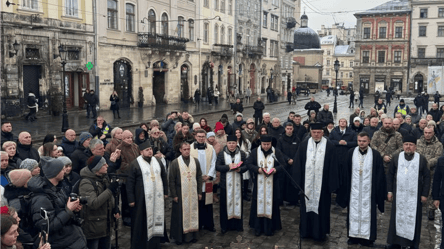 В центре Львова освятили воду на Крещение — фоторепортаж - 285x160