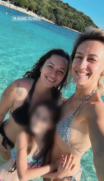 Зоя Мозговая со своей девушкой и ее дочерью