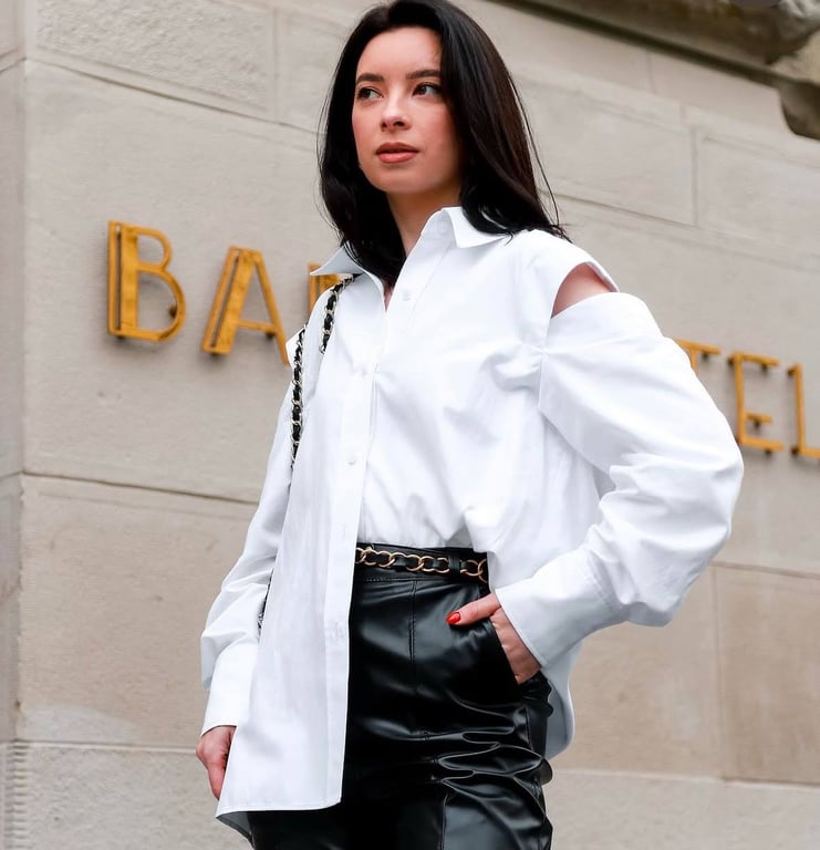 Біла сорочка пасує жінкам, що полюбляють класні образи