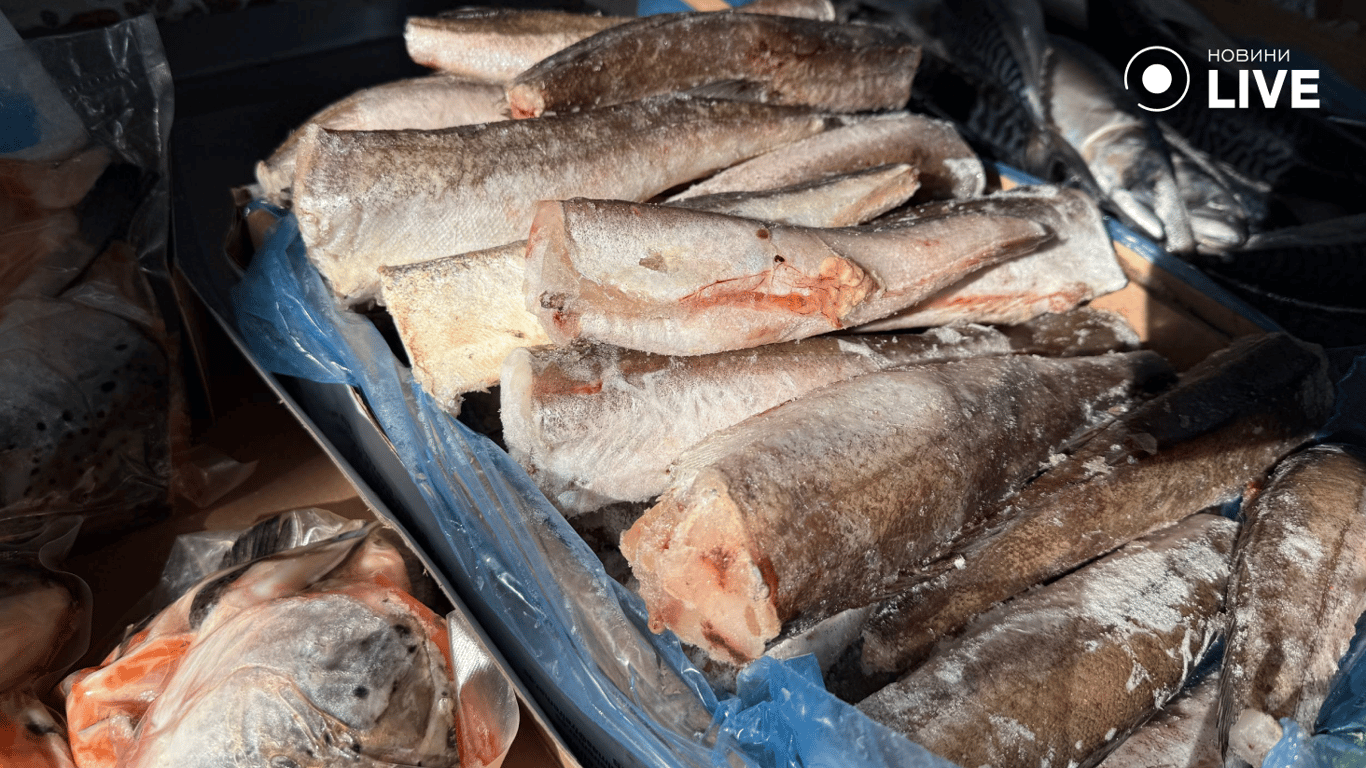 Риба в ящиках на прилавку ринка 