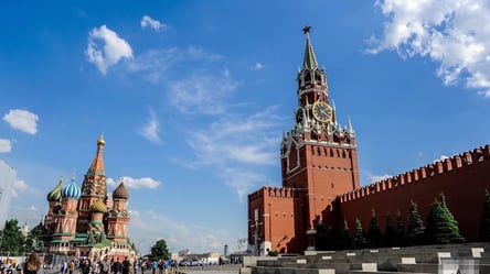 Цинизм зашкаливает — россияне возле Кремля продают похищенную куртку ВСУ - 285x160