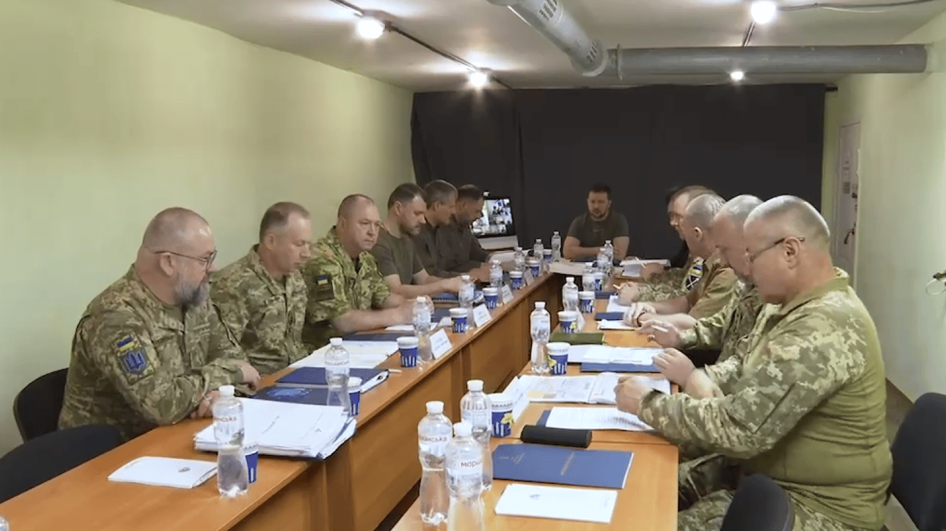 Зеленський провів виїзну Ставку на Дніпропетровщині та нагородив Залужного зброєю