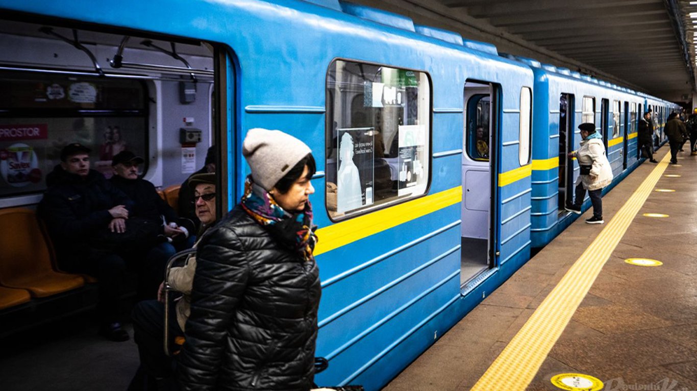 В Киеве временно приостановили проход по бумажным QR-билетам на всех станциях метро