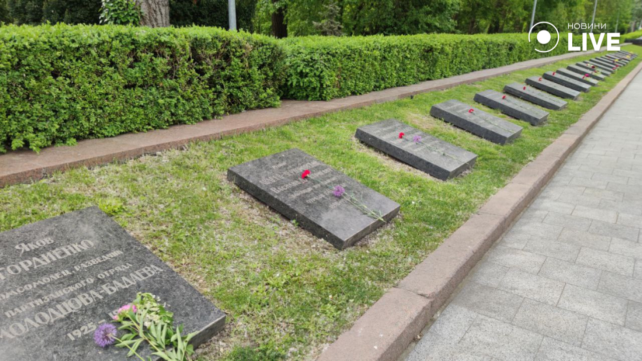 Одесити несуть квіти да пам'ятних місць — яка ситуація на Алеї слави - фото 7