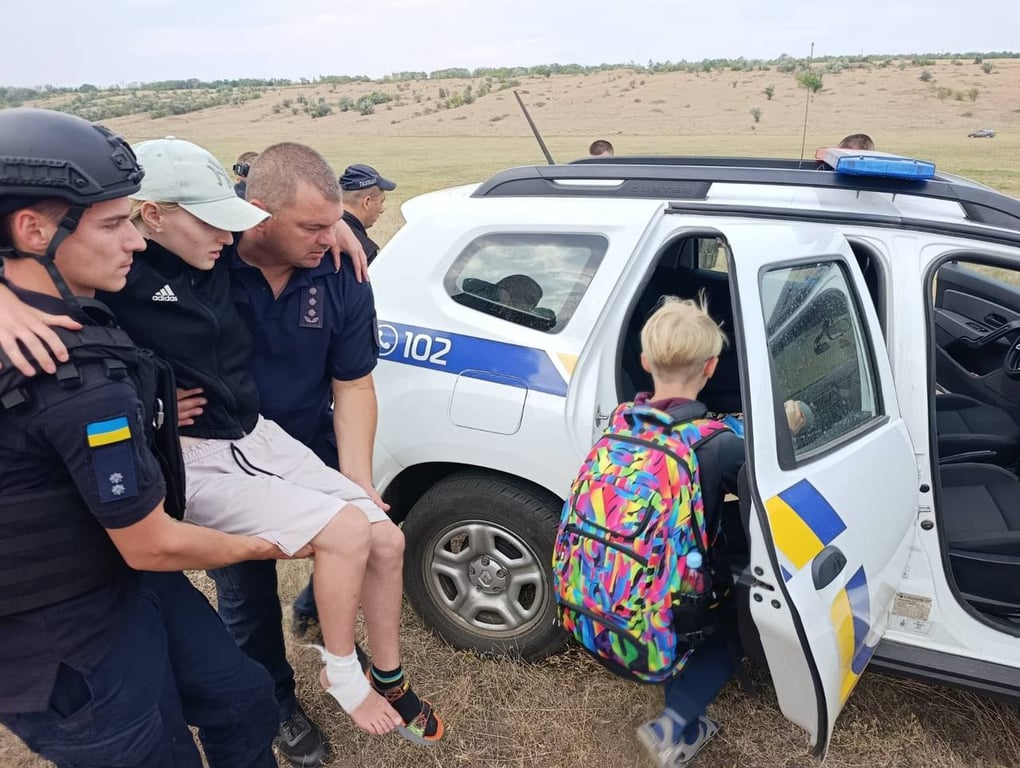 Поліцейські допомагають пасажирам евакуюватися після атаки на потяг на Одещині