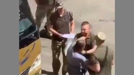 В Черновицком ТЦК прокомментировали видео, на котором военные силой "пакуют" мужчину в автобус - 285x160