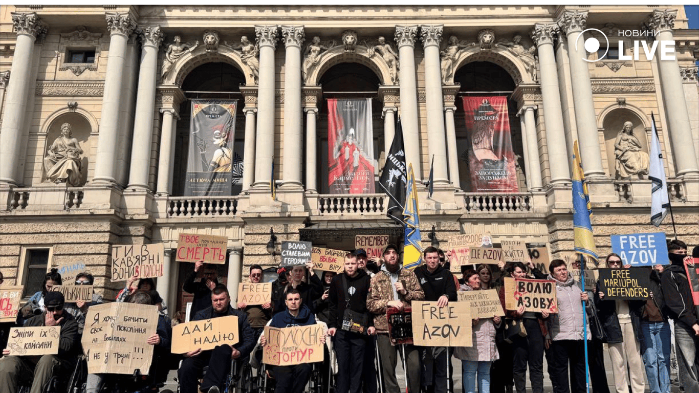 Учасники акції на підтримку військовополонених у Львові 30 березня