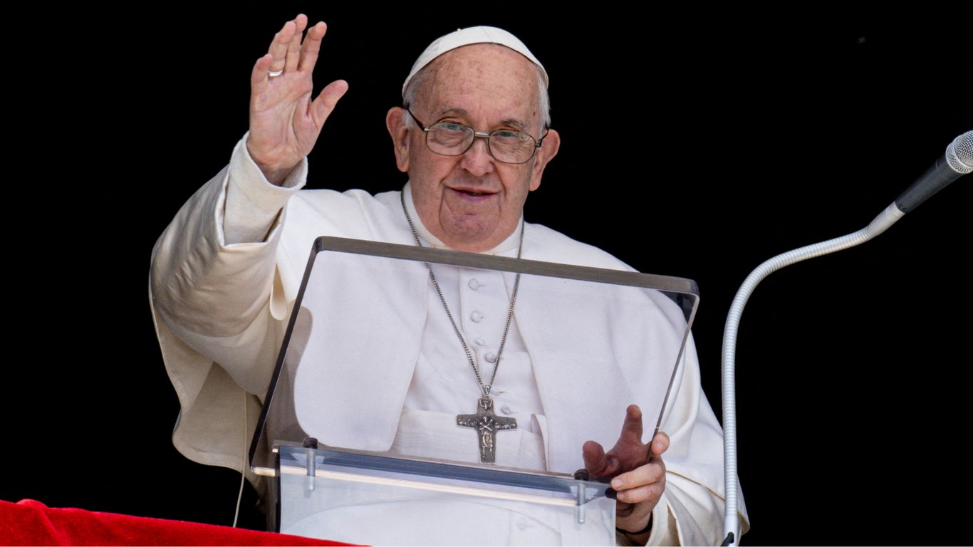 Папа Римський привітав людей з Великоднем та побажав миру