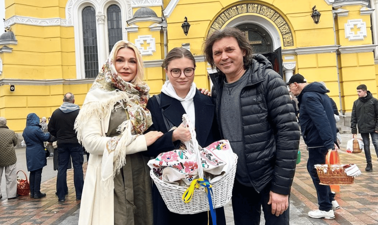Ольга Сумская с Виталием Борисюком и дочерью Анной на Пасху