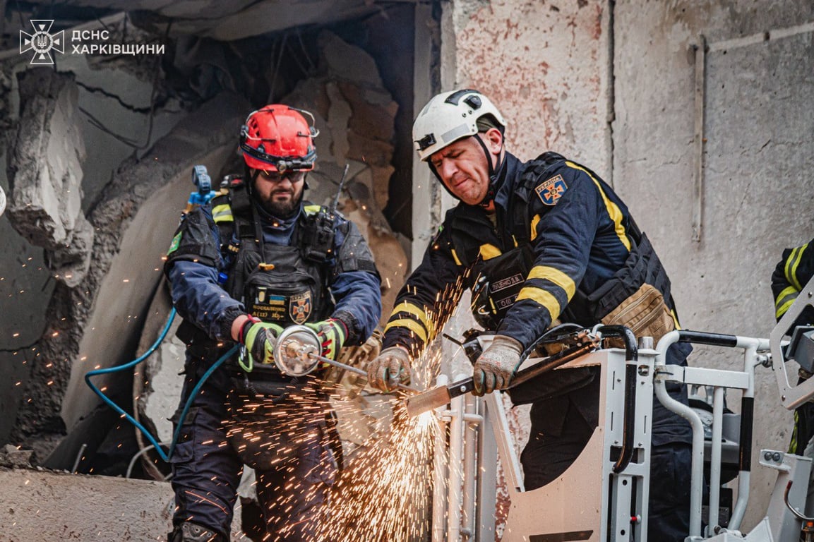 Працівники ДСНС на місці удару. Фото: ДСНС