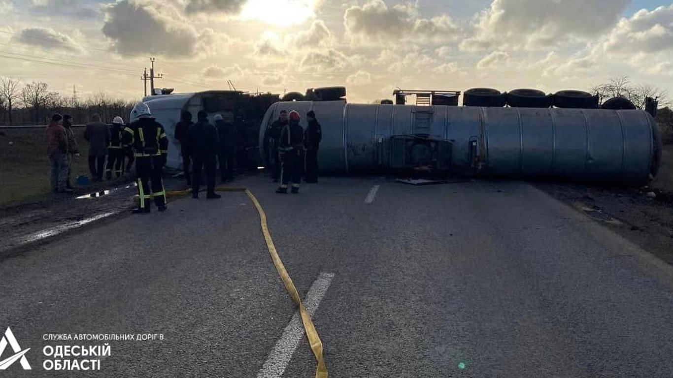Движение перекрыто: на Одесчине опрокинулся грузовик