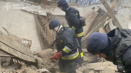 Strike on Sumy region — rescuers pulled the body out of rubble - 285x160