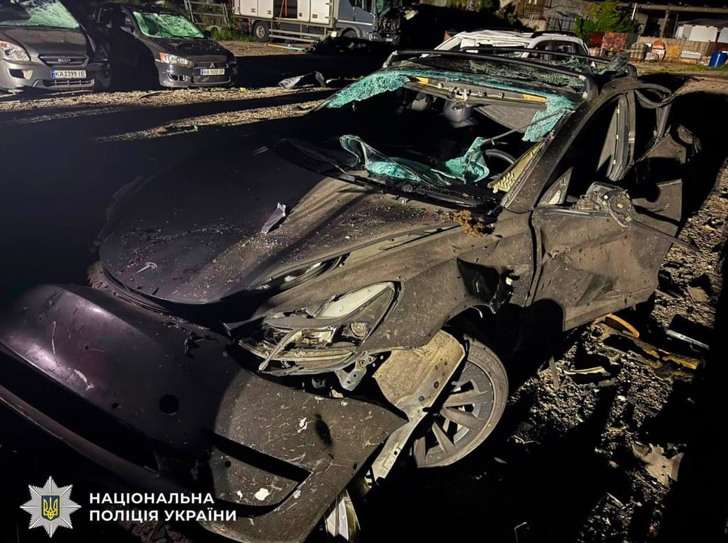 Росія знищила авто в Києві під час обстрілу вночі 26 липня 2026 року