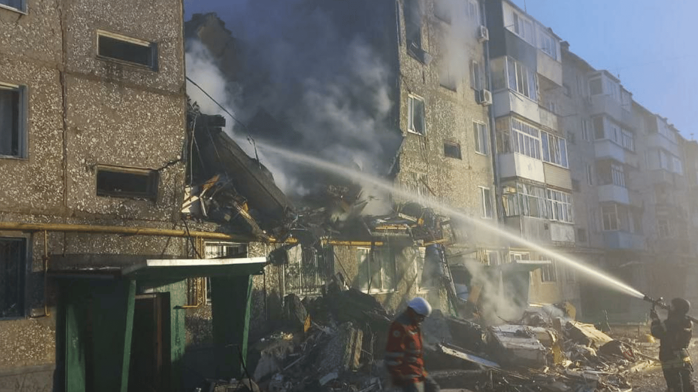 Удар по багатоповерхівці в Сумах — з-під завалів врятували десять людей