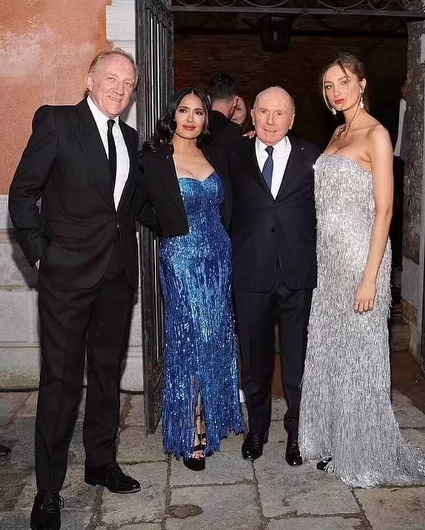 Актриса Сальма Гаек в семейном кругу. Фото: instagram.com/salmahayek/