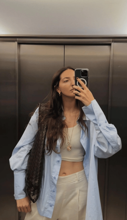 Оверсайз-сорочка створює спокійний образ