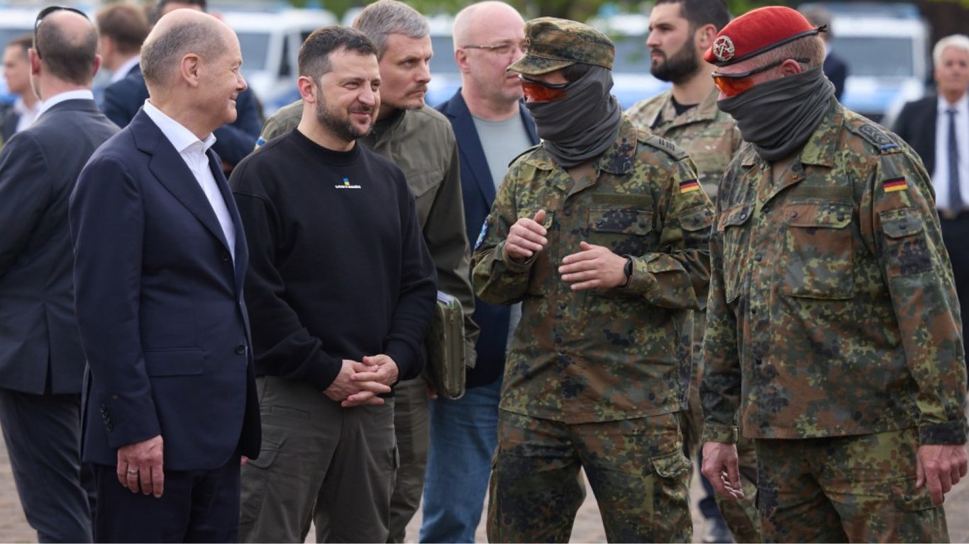 В Германии Зеленский встретился с украинскими военными, которые проходят обучение