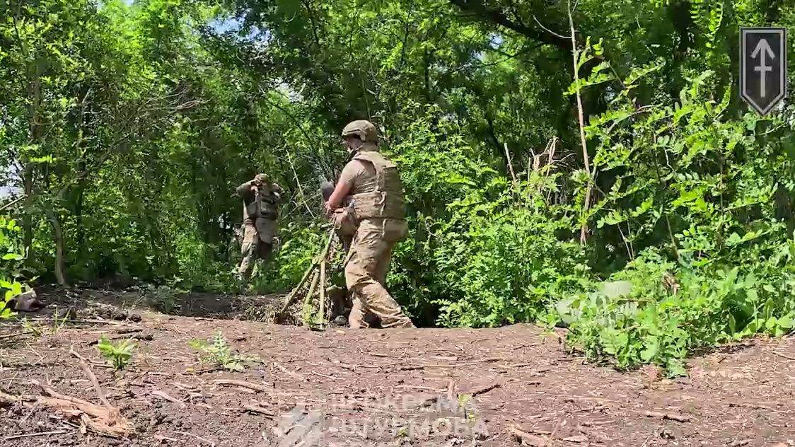 Військові заряджають міномет. Фото: скриншот