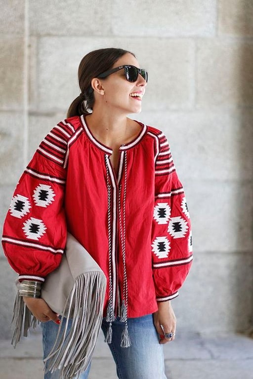 Женщина в вышиванке красного цвета