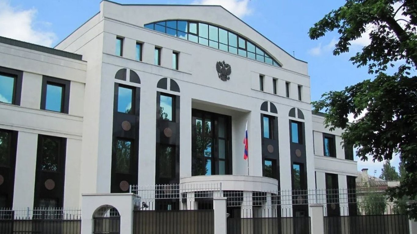 В Молдове посольство РФ приостанавливает предоставление консульских услуг
