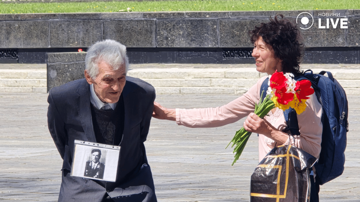 Жінка спілкується з ветераном
