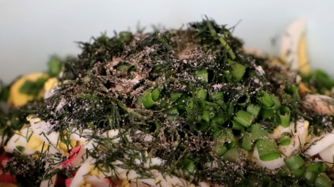 салат з редискою та крабовими паличками